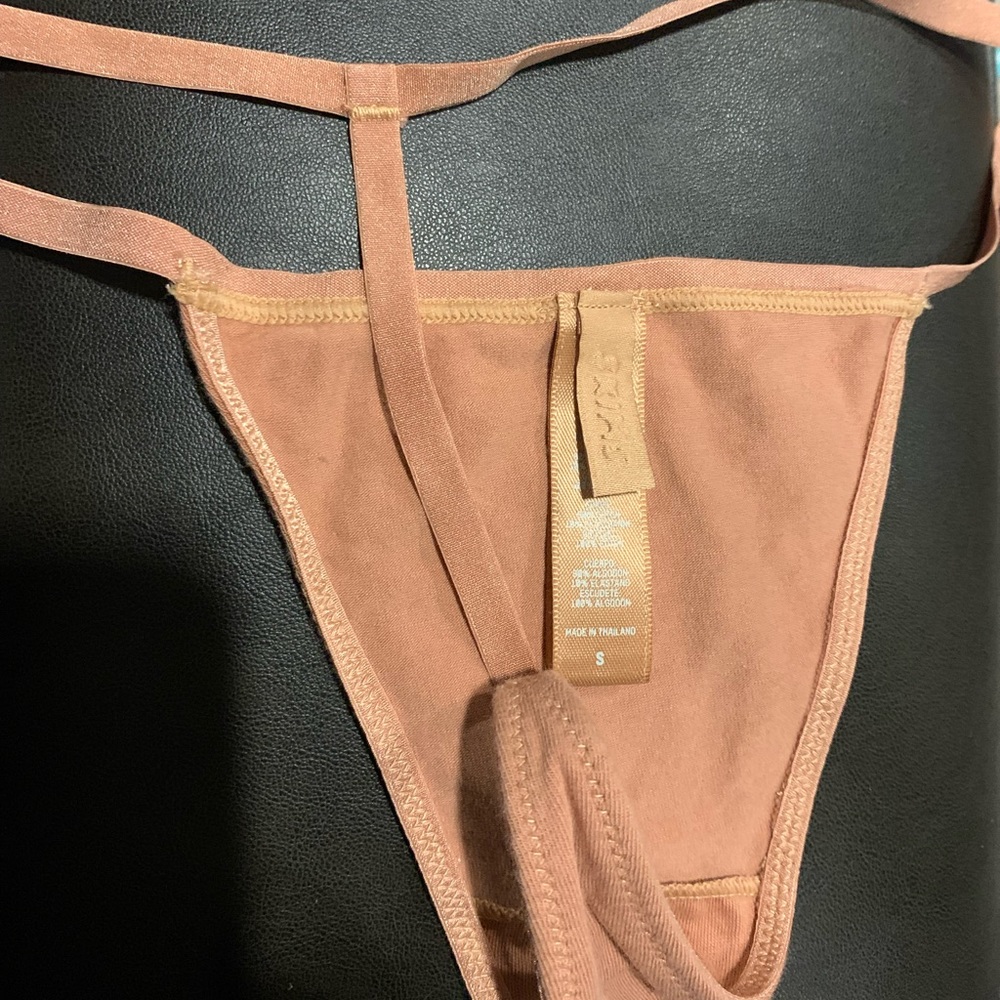 *NWOT* SKIMS Naked String Thong ✨